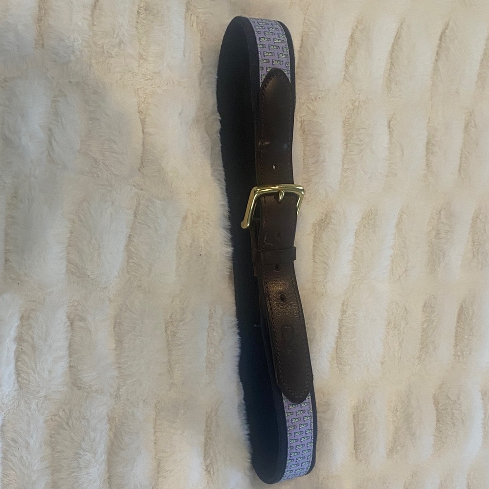 Vinyard Vines Mens belt. Sz 32.Stylish Brown Leather Belt with Gold Buckle